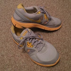 Women's Nike Livestrong Tennis Shoes Size 10