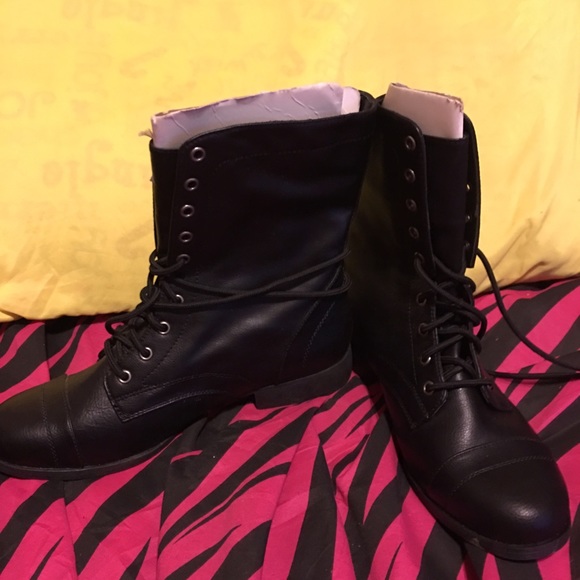 Womens black leather boot size 11