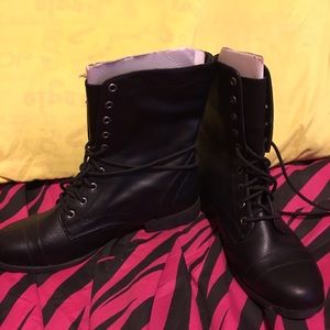 Womens black leather boot size 11