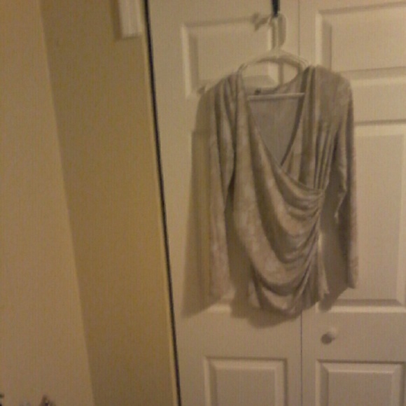 Jennifer lopez long sleeve low cut top size L - Picture 2 of 2