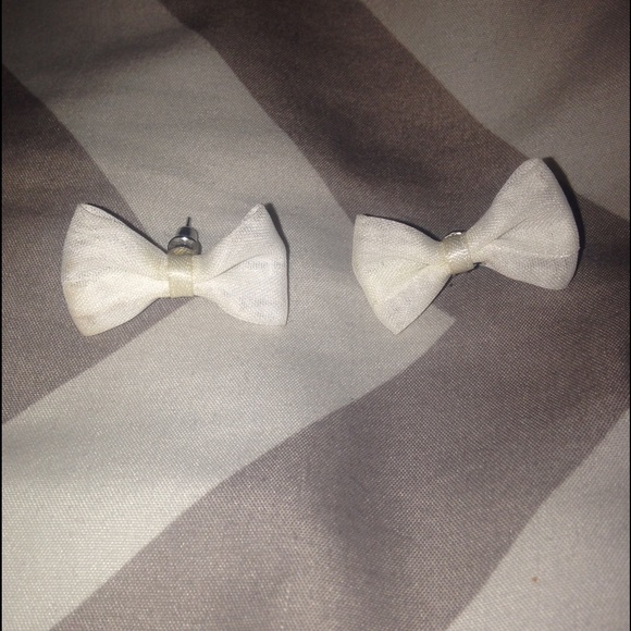 Off-white bow stud earrings