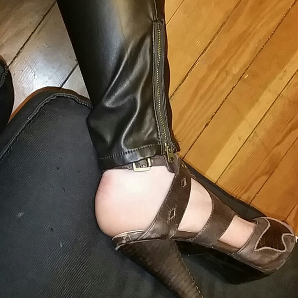 *NEW* A&F Faux Leather Pant - Picture 2 of 4