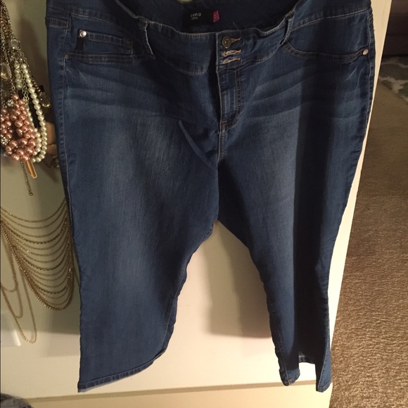 NEVER WORN Super stretchy denim capris