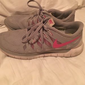 gray and pink nike free tennis shoes