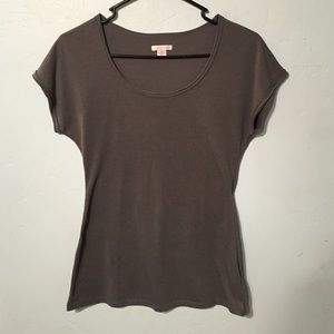 gray t shirt