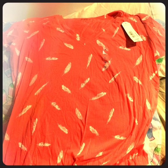 Lovely coral colored tee with feathers