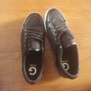 Black guess shoes