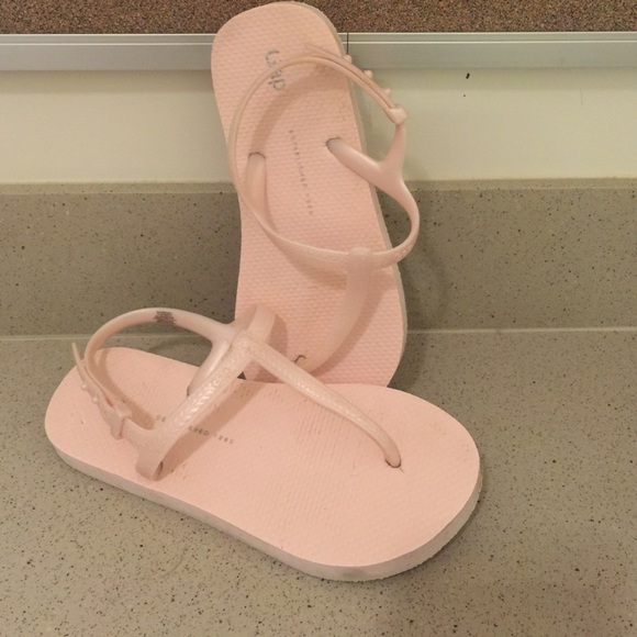 Gap youth flip flop