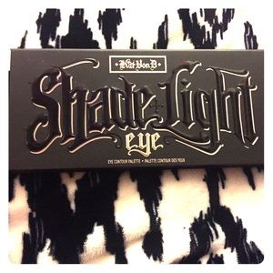 KAT VON D
Shade + Light Eye Contour Palette