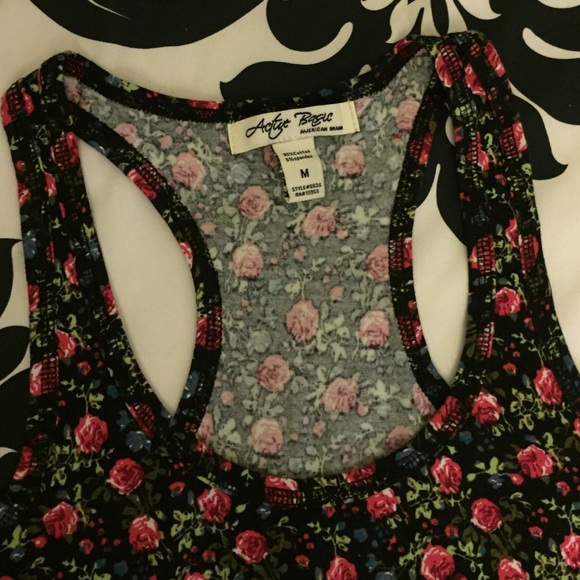 Flowered simple tank - Picture 3 of 3