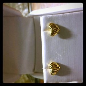 Gold stud heart earings