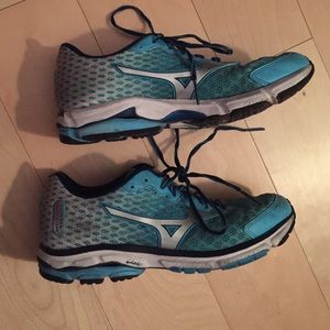 Mizuno running shoes in great condition size 10 💙