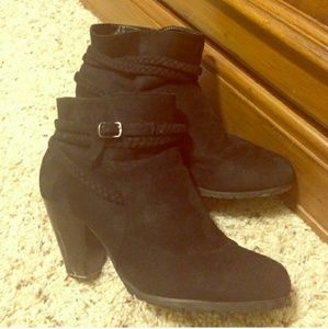 Super cute black booties