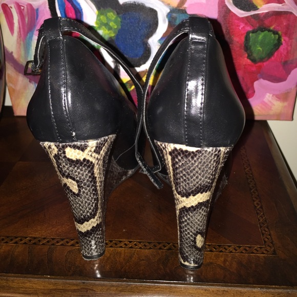 Leather black/ snake skin wedge
