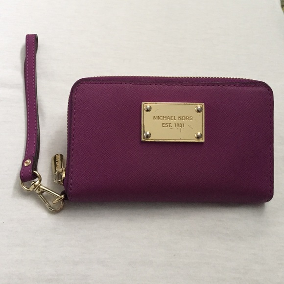 Michael Kors smartphone wristlet saffiano leather