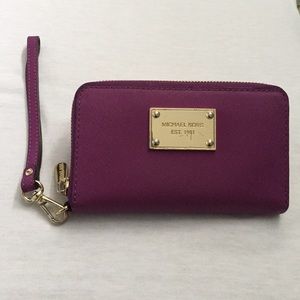 Michael Kors smartphone wristlet saffiano leather