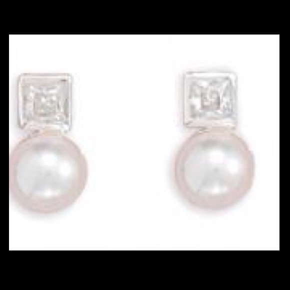 💎⚪️ NWOT CZ and Pearl Earrings - Picture 2 of 4