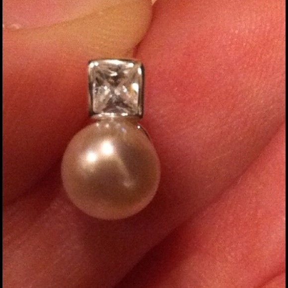 💎⚪️ NWOT CZ and Pearl Earrings - Picture 3 of 4