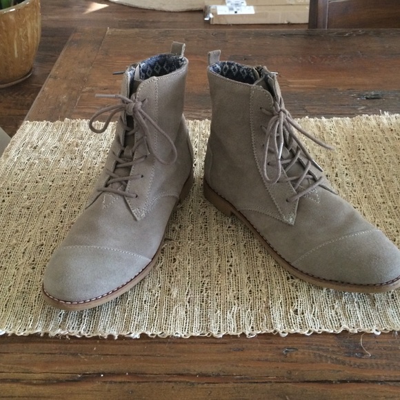 Tons boots. Sz 7.5. Worn once