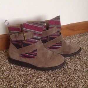 Super cute brown boots