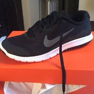 Brand new never worn Nike sneakers!