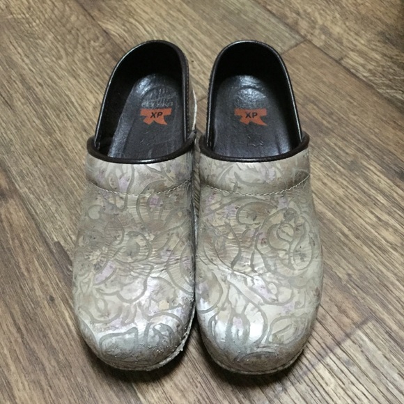 ⚡️FLASH SALE⚡️ Rustic and floral Dansko Clogs