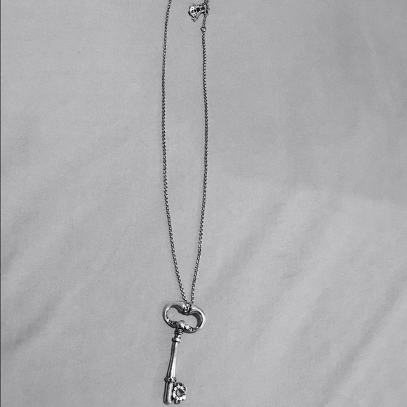 Fossil key necklace 👽super cute👽