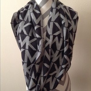 💚Scarf Sale💚Michael Kors black and gray scarf!
