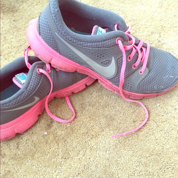 Nike shoes - Picture 1 of 2