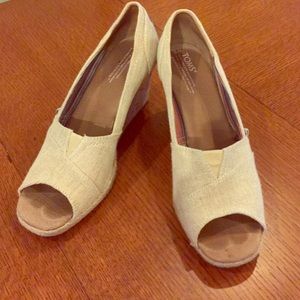Super cute linen TOMS wedges