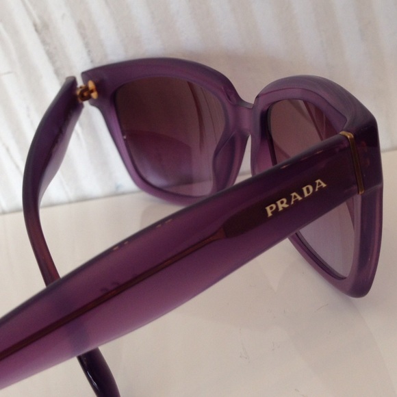 💜🎉HP 5/15!🎉 100% Auth 07P Prada Sunglasses - Picture 3 of 4