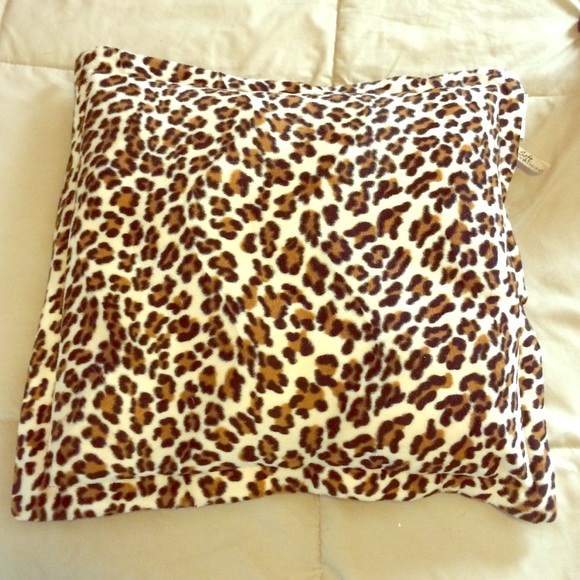 sold ❌🚫🐆🐆 leopard throw pillow