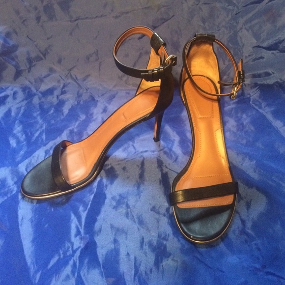 Givenchy black leather strappy sandals. Sz 39