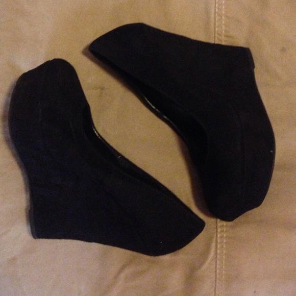 Black wedges