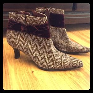 Fabric burgundy booties!