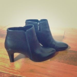 Bandolino "wincer" size 7 ankle boots