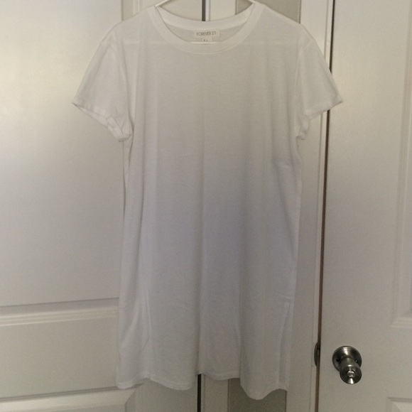 Long t-shirt with cuts on the sides