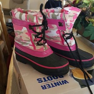 Pink camo snow boots youth size 3