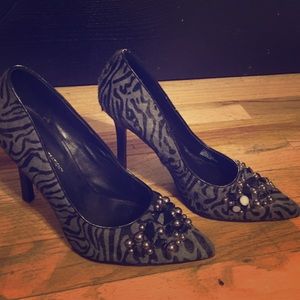 BCBG generation closed toe pointed heel