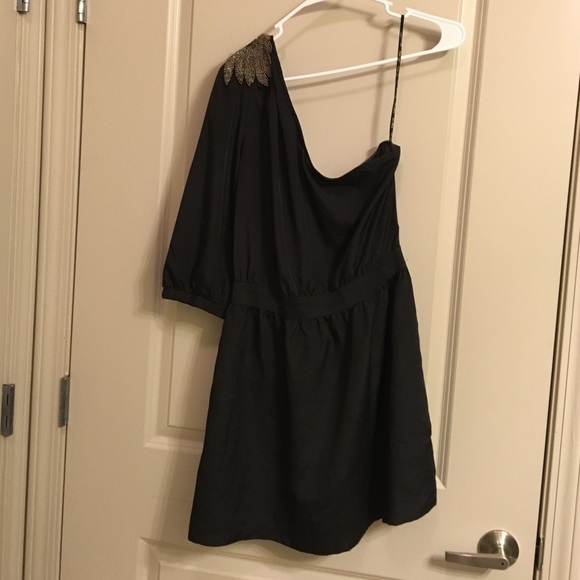 Black one shoulder detailing on right shoulder