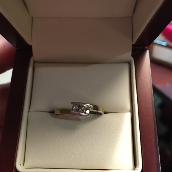 White ring - Picture 2 of 3