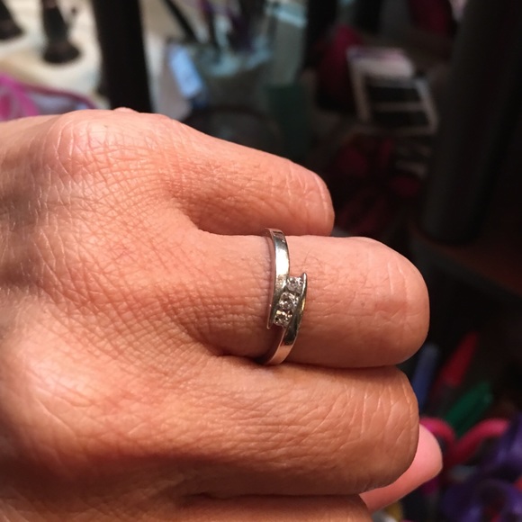 White ring - Picture 3 of 3