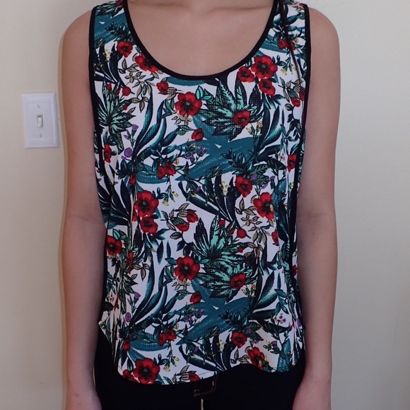 Modern floral tank. - Picture 3 of 4