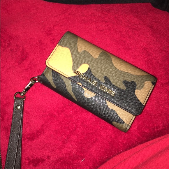 Michael kors camo wallet holds iPhone 5 - Picture 1 of 3