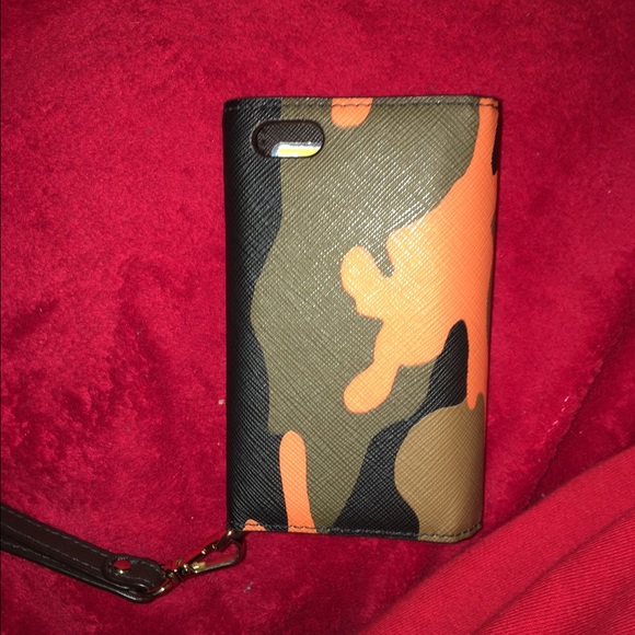 Michael kors camo wallet holds iPhone 5 - Picture 2 of 3