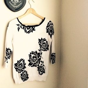 🎉HP!!!🎉 White House Black Market Floral Sweater
