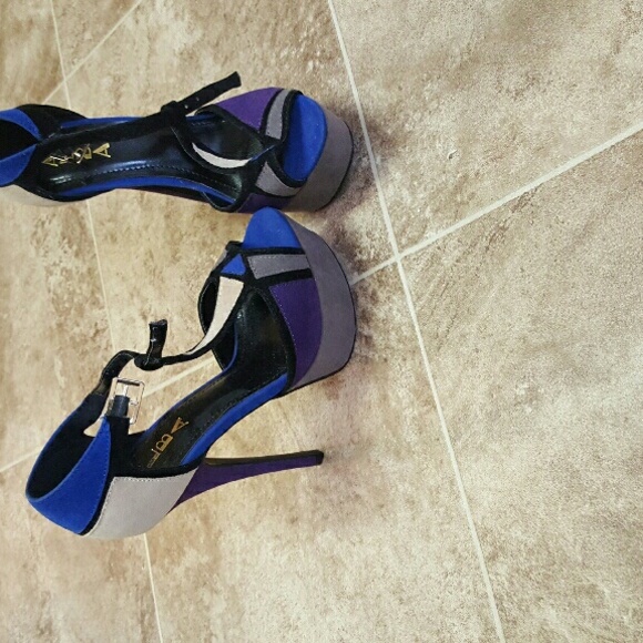 Heels - Picture 3 of 3