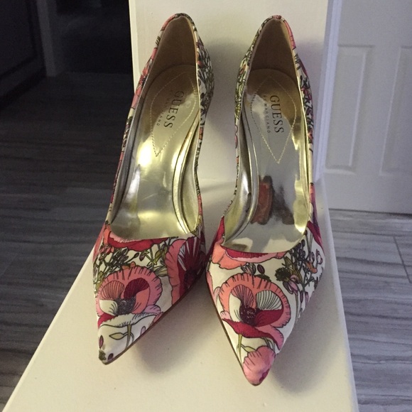 Beautiful floral guess heels