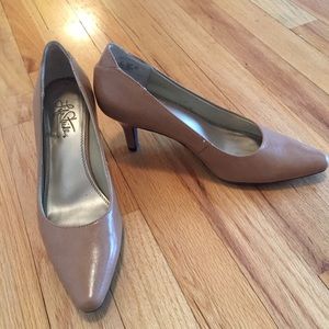 Life Stride nude heels