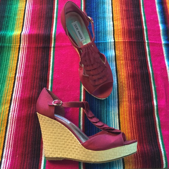Retro Pinup Wedges : Cranberry